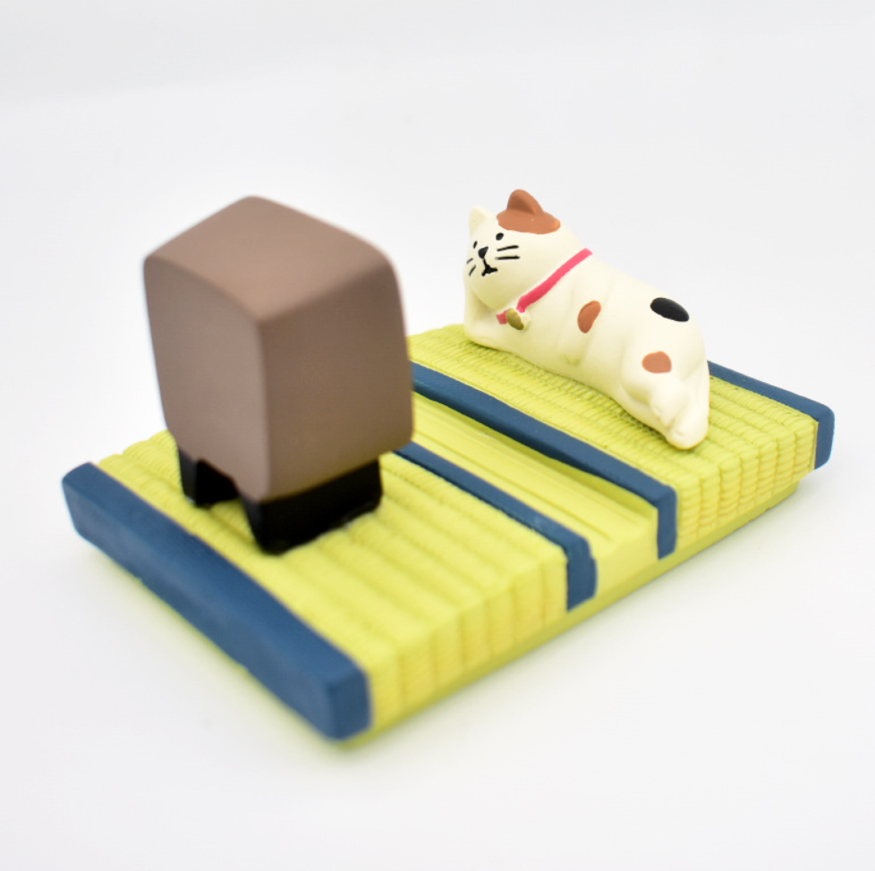 Tatami Calico Cat Phone Stand 🐾📱