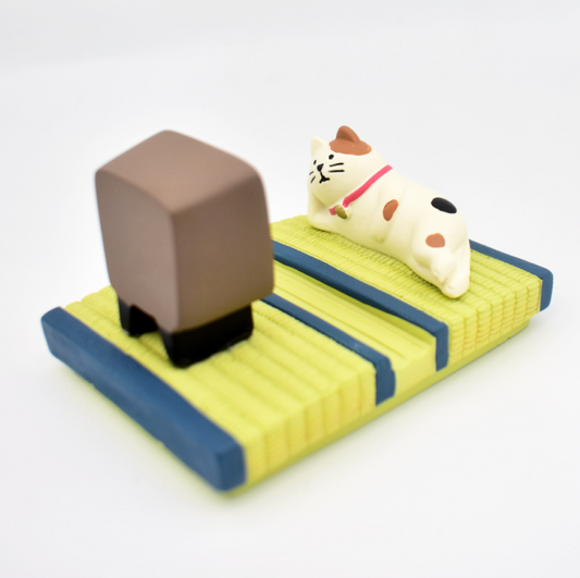 Tatami Calico Cat Phone Stand 🐾📱